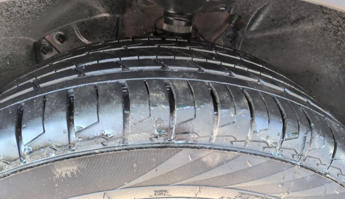 2018 Renault Captur RXT PETROL DUAL TONE, Petrol, Manual, 27,159 km, Right Rear Tyre Tread