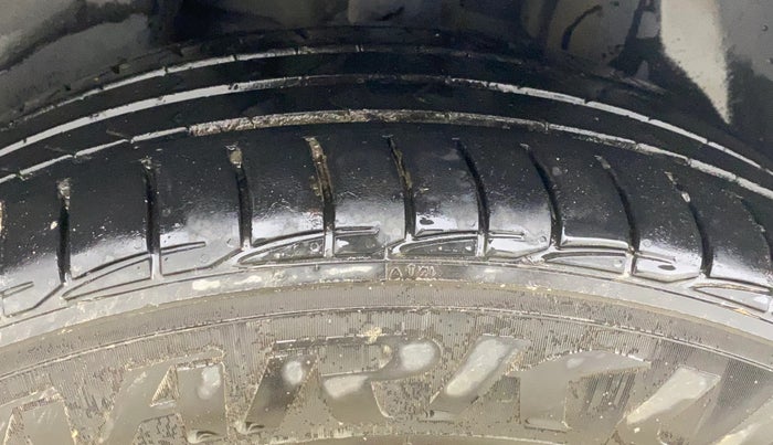 2018 Jeep Compass LIMITED (O) 2.0 DIESEL, Diesel, Manual, 1,21,014 km, Right Rear Tyre Tread