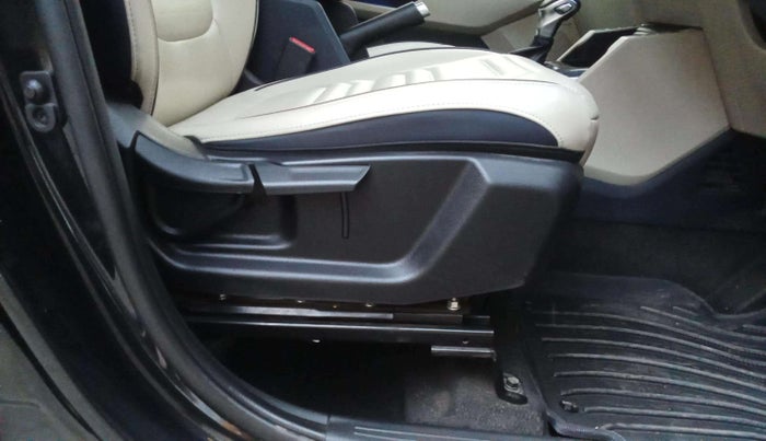 2024 KIA CARENS LUXURY PLUS 1.5 TURBO PETROL DCT 6 STR, Petrol, Automatic, 24,298 km, Driver Side Adjustment Panel