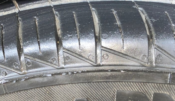 2021 Maruti Alto LXI CNG, CNG, Manual, 3,208 km, Right Front Tyre Tread