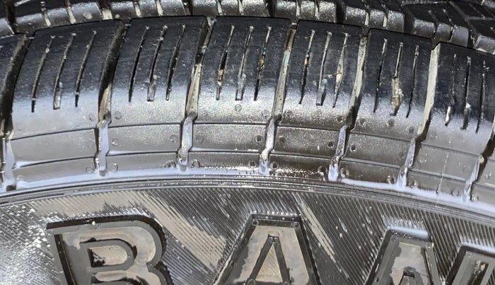 2017 Mahindra TUV300 T8 AMT, Diesel, Automatic, 1,35,626 km, Right Front Tyre Tread