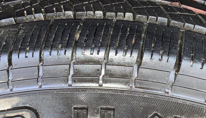 2017 Mahindra TUV300 T8 AMT, Diesel, Automatic, 1,35,626 km, Left Rear Tyre Tread