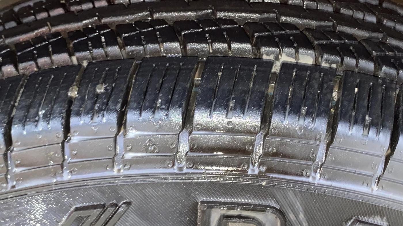 2017 Mahindra TUV300 T8 AMT, Diesel, Automatic, 1,35,641 km, Left Front Tyre Tread