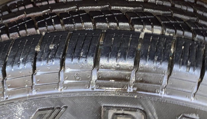 2017 Mahindra TUV300 T8 AMT, Diesel, Automatic, 1,35,626 km, Left Front Tyre Tread