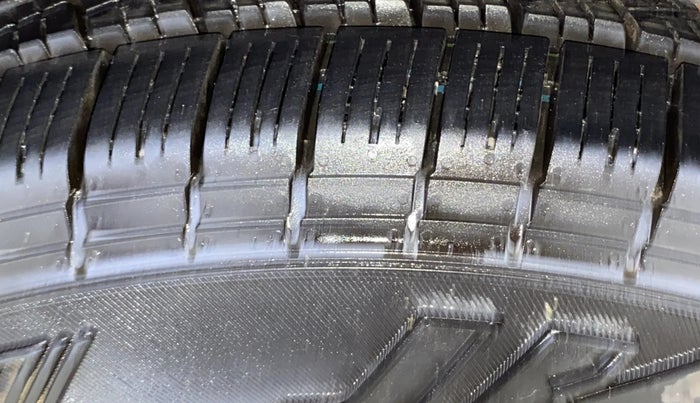 2017 Mahindra TUV300 T8 AMT, Diesel, Automatic, 1,35,626 km, Right Rear Tyre Tread