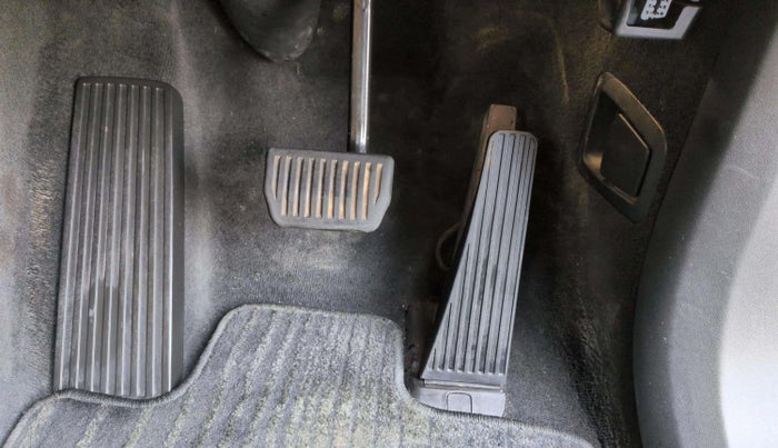 2018 Volvo XC 90 D5 MOMENTUM, Diesel, Automatic, 84,088 km, Pedals