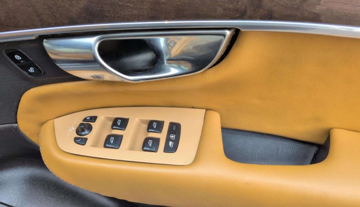 2018 Volvo XC 90 D5 MOMENTUM, Diesel, Automatic, 84,088 km, Driver Side Door Panels Control