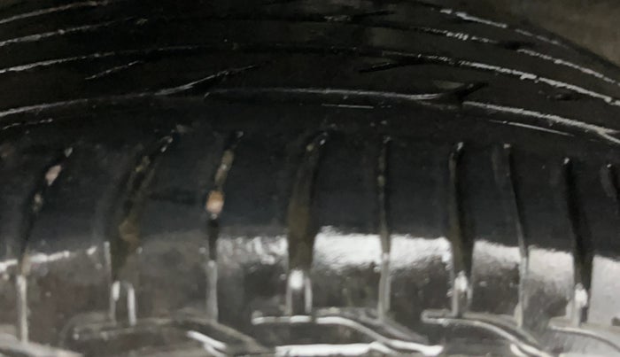 2014 Hyundai Xcent SX 1.2 (O), Petrol, Manual, 1,02,924 km, Right Rear Tyre Tread