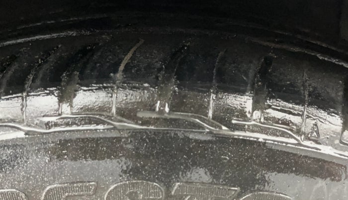 2014 Hyundai Xcent SX 1.2 (O), Petrol, Manual, 1,02,924 km, Right Front Tyre Tread