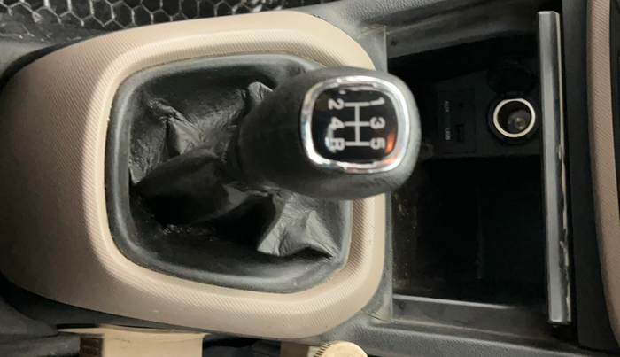 2014 Hyundai Xcent SX 1.2 (O), Petrol, Manual, 1,02,924 km, Gear Lever