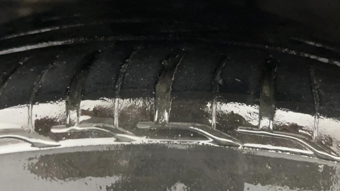 2014 Hyundai Xcent SX 1.2 (O), Petrol, Manual, 1,02,924 km, Left Front Tyre Tread