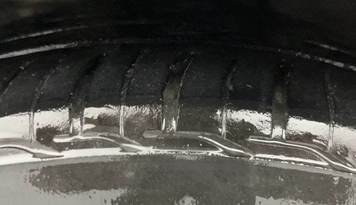 2014 Hyundai Xcent SX 1.2 (O), Petrol, Manual, 1,02,924 km, Left Front Tyre Tread