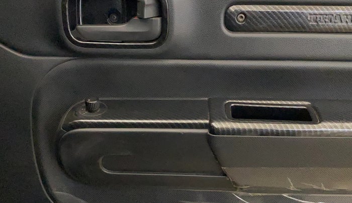 2020 Mahindra Thar LX PETROL HT 4WD AT, Petrol, Automatic, 35,192 km, Driver Side Door Panels Control