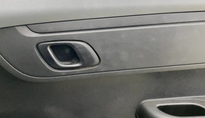 2021 Renault Kwid RXT 1.0 AMT (O), Petrol, Automatic, 24,832 km, Driver Side Door Panels Control