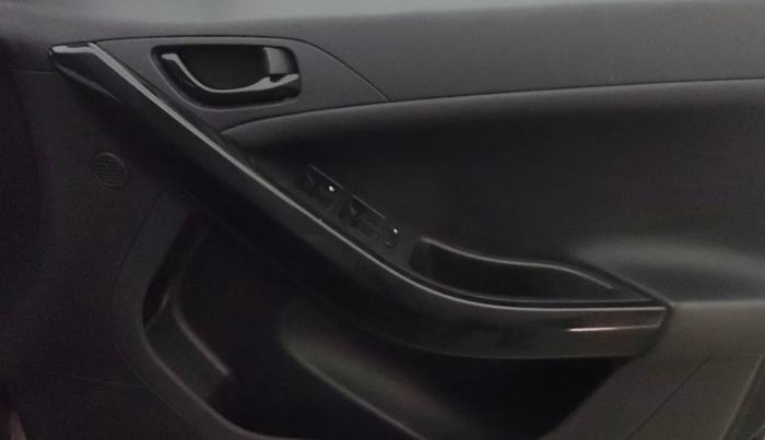 2022 Tata NEXON XZ PLUS (PREMIUM) DIESEL DARK EDITION, Diesel, Manual, 50,274 km, Driver Side Door Panels Control