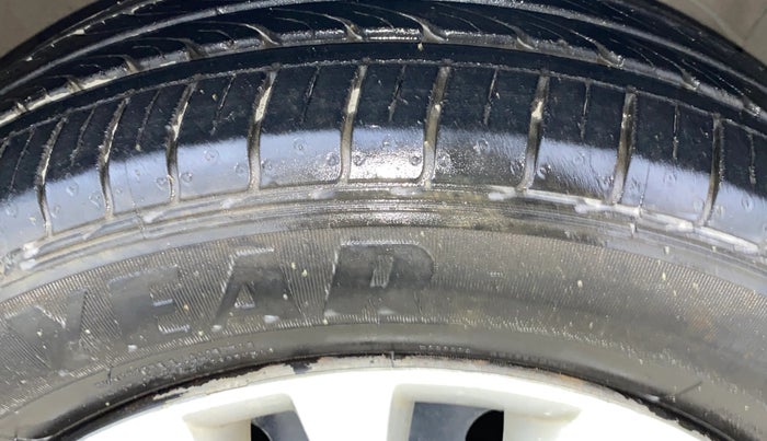 2017 Maruti Ciaz DELTA 1.4 MT PETROL, Petrol, Manual, 85,405 km, Right Front Tyre Tread