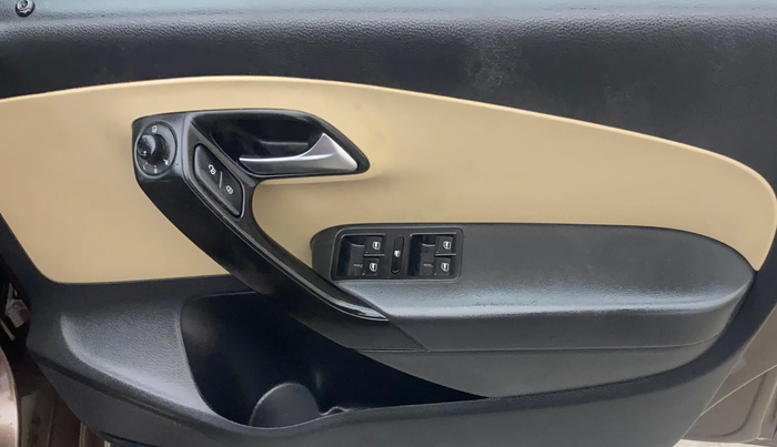 2016 Volkswagen Ameo HIGHLINE1.2L, Petrol, Manual, 96,313 km, Driver Side Door Panels Control