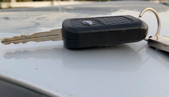 2022 Mahindra XUV300 W4 1.2 PETROL, Petrol, Manual, 23,259 km, Key Close Up