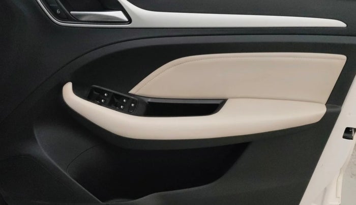 2022 MG ASTOR  SHARP 1.5 MT IVORY , Petrol, Manual, 63,172 km, Driver Side Door Panels Control