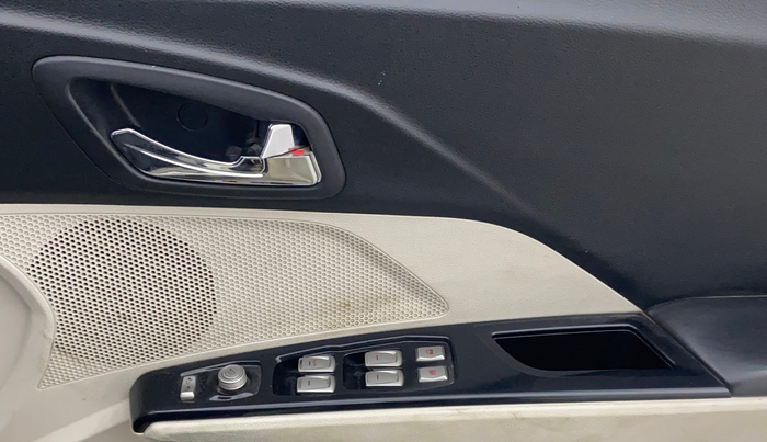 2022 Mahindra XUV300 W8 1.5 DIESEL, Diesel, Manual, 1,02,803 km, Driver Side Door Panels Control