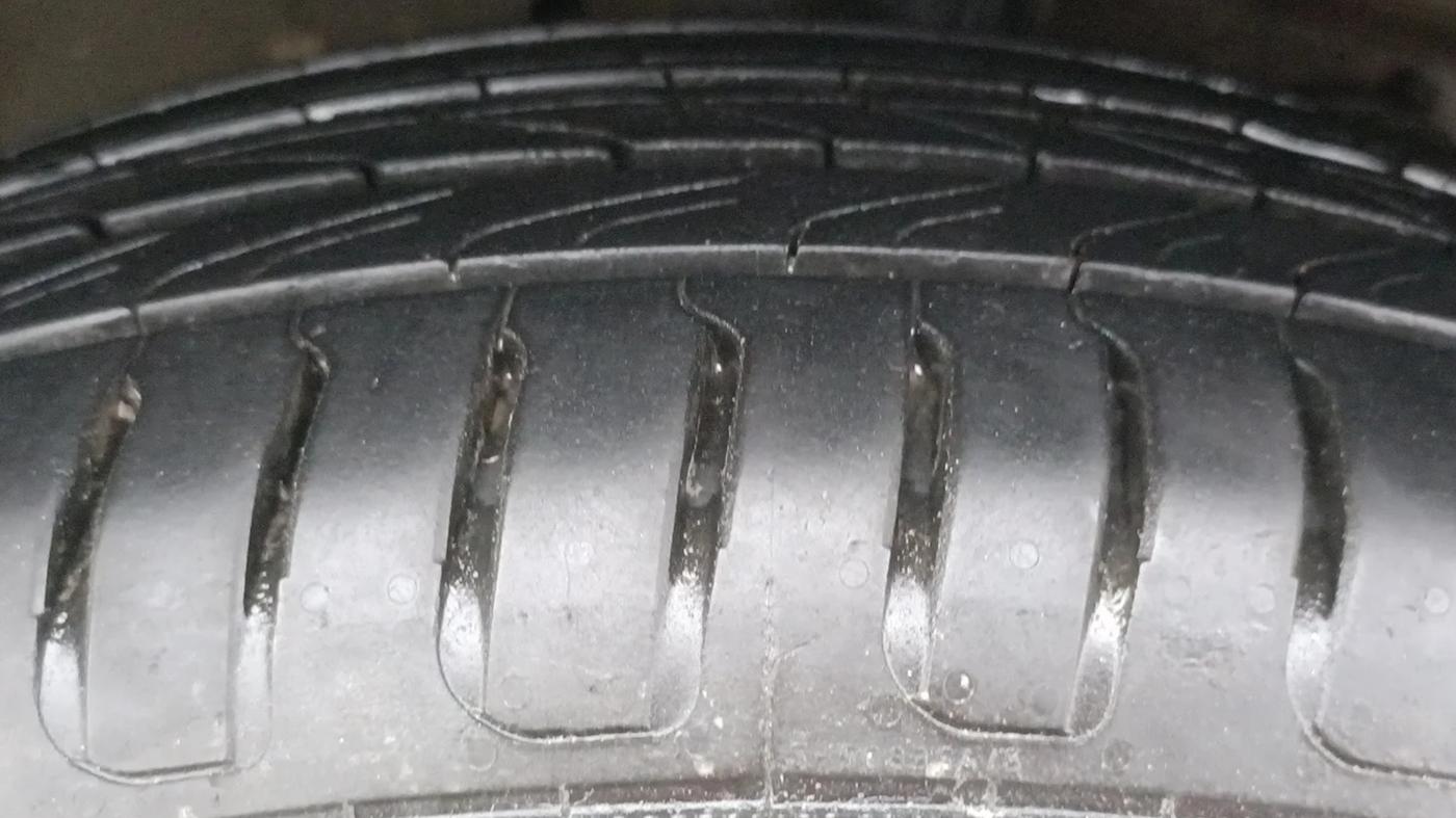 2014 Maruti Ertiga ZXI, Petrol, Manual, 92,485 km, Right Front Tyre Tread