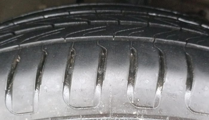 2014 Maruti Ertiga ZXI, Petrol, Manual, 92,485 km, Right Front Tyre Tread