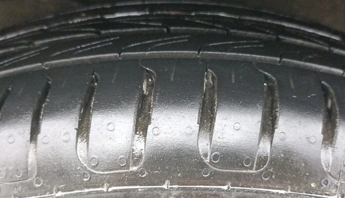 2014 Maruti Ertiga ZXI, Petrol, Manual, 92,485 km, Left Front Tyre Tread