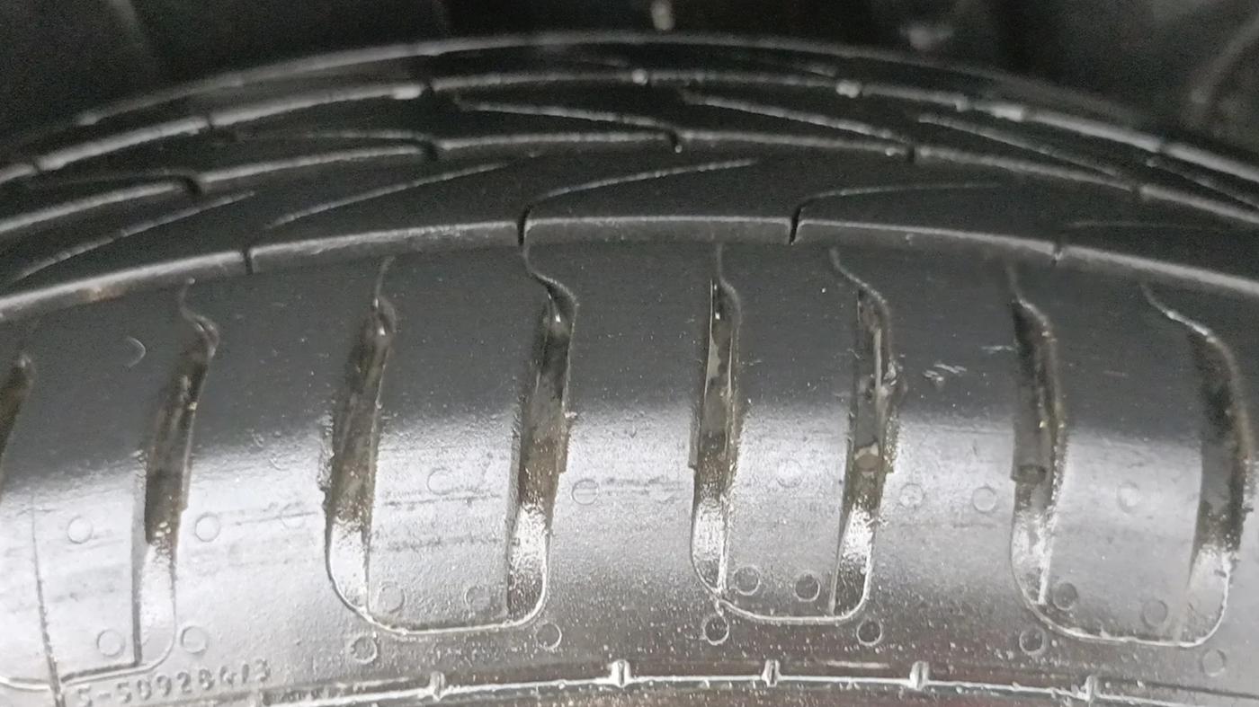 2014 Maruti Ertiga ZXI, Petrol, Manual, 92,485 km, Left Rear Tyre Tread