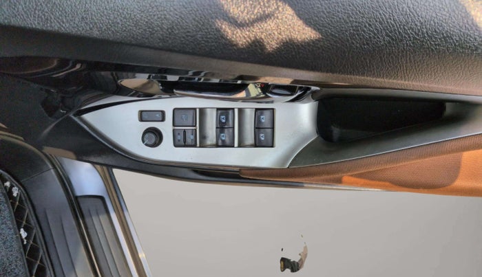 2022 Toyota Innova Crysta 2.4 ZX AT 7 STR, Diesel, Automatic, 37,777 km, Driver Side Door Panels Control