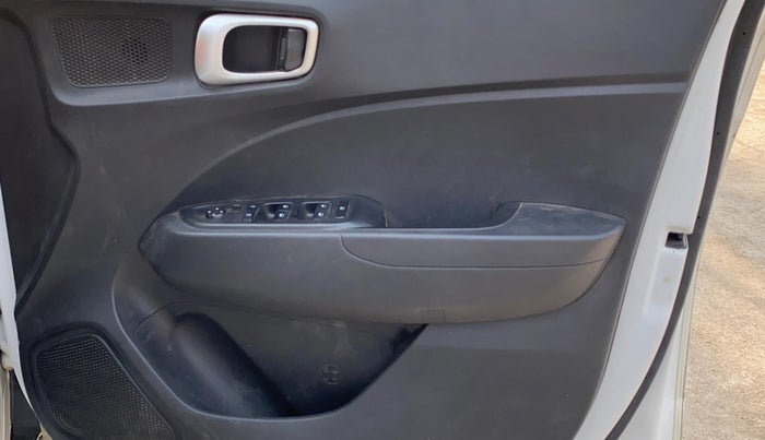 2021 Hyundai VENUE S 1.2, Petrol, Manual, 75,315 km, Driver Side Door Panels Control