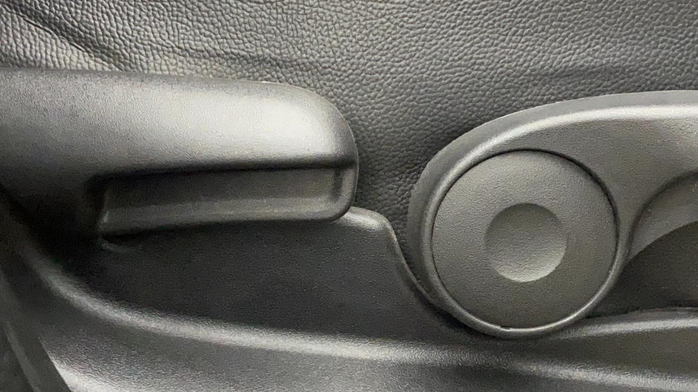 2018 Maruti Vitara Brezza ZDI PLUS DUAL TONE, Diesel, Manual, 20,704 km, Driver Side Adjustment Panel
