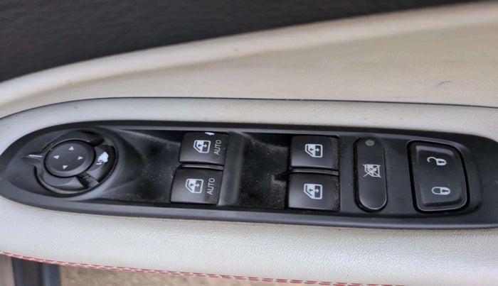 2018 Jeep Compass LIMITED PLUS PETROL AT, Petrol, Automatic, 28,492 km, Driver Side Door Panels Control