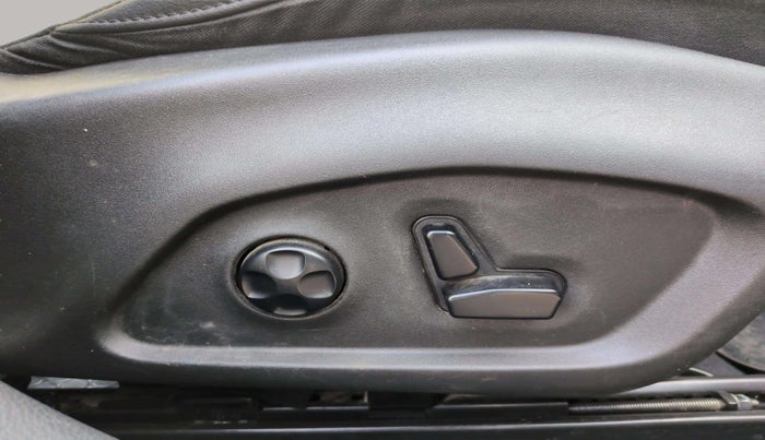 2018 Jeep Compass LIMITED PLUS PETROL AT, Petrol, Automatic, 28,492 km, Driver Side Adjustment Panel