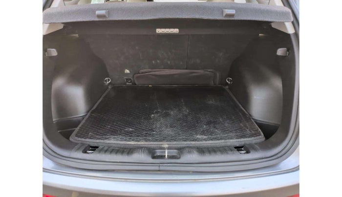 2018 Jeep Compass LIMITED PLUS PETROL AT, Petrol, Automatic, 28,492 km, Boot Inside