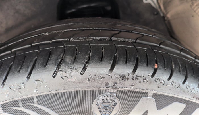 2018 Jeep Compass LIMITED PLUS PETROL AT, Petrol, Automatic, 28,492 km, Right Front Tyre Tread