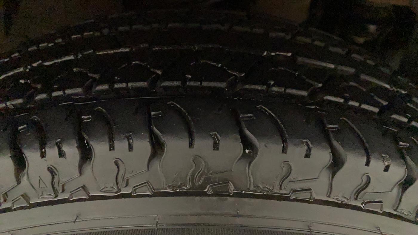2018 Mahindra TUV300 T6 PLUS, Diesel, Manual, 79,816 km, Right Front Tyre Tread
