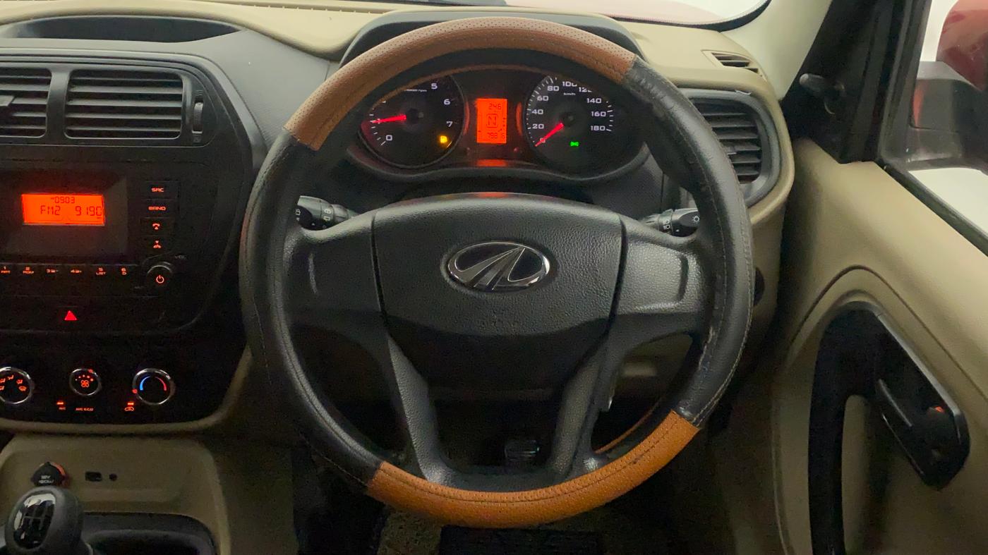 2018 Mahindra TUV300 T6 PLUS, Diesel, Manual, 79,816 km, Steering Wheel Close Up