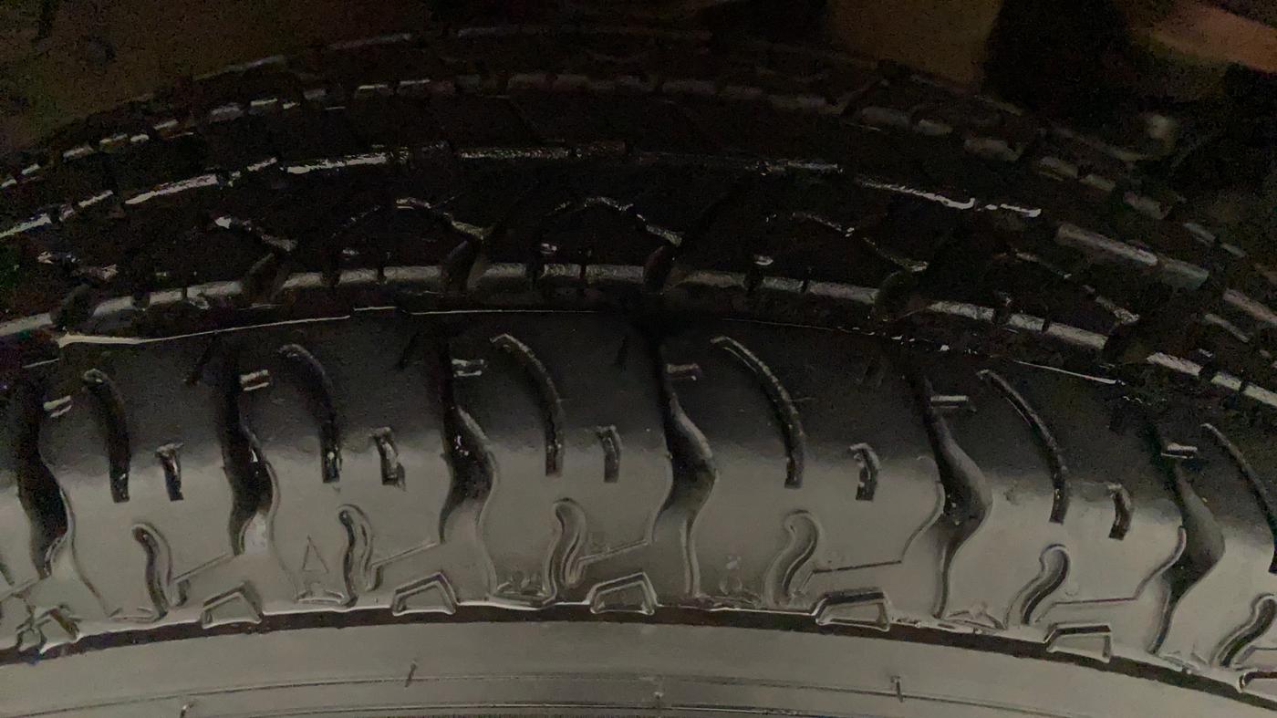 2018 Mahindra TUV300 T6 PLUS, Diesel, Manual, 79,816 km, Left Rear Tyre Tread