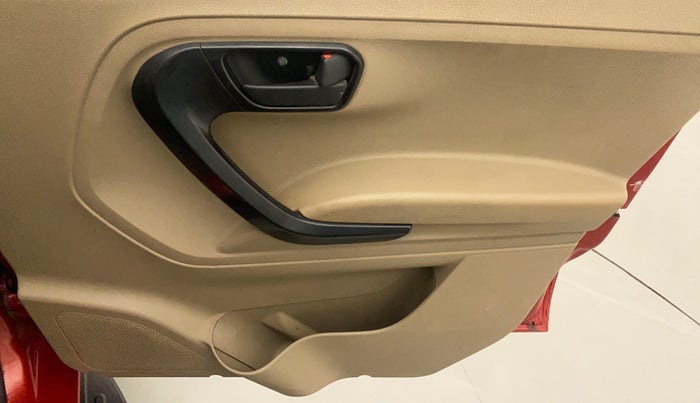 2018 Mahindra TUV300 T6 PLUS, Diesel, Manual, 79,816 km, Driver Side Door Panels Control