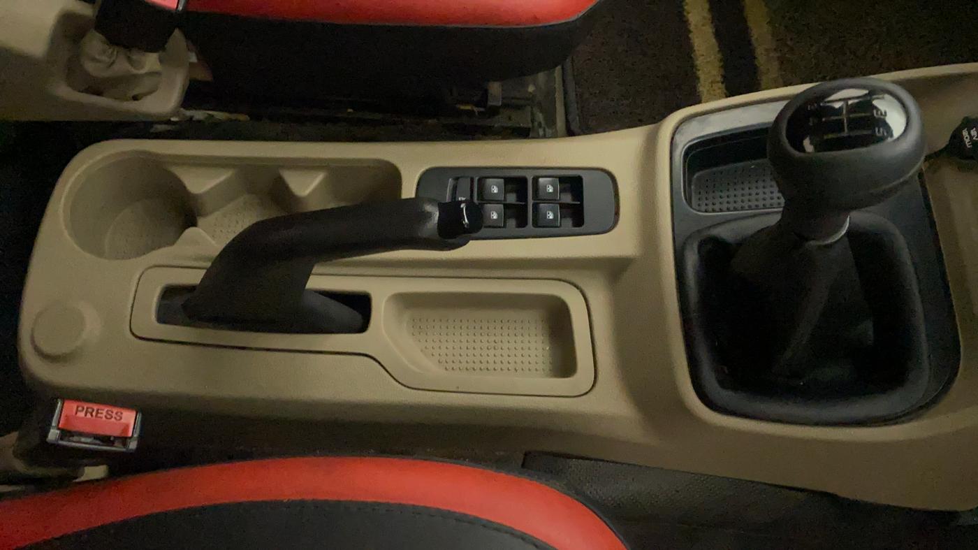 2018 Mahindra TUV300 T6 PLUS, Diesel, Manual, 79,816 km, Gear Lever