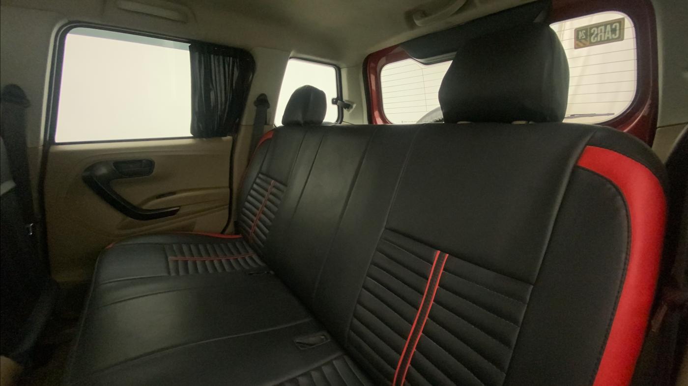 2018 Mahindra TUV300 T6 PLUS, Diesel, Manual, 79,816 km, Right Side Rear Door Cabin