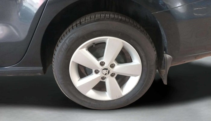 2016 Skoda Rapid 1.6 MPI STYLE PLUS AT, Petrol, Automatic, 64,845 km, Right Rear Wheel