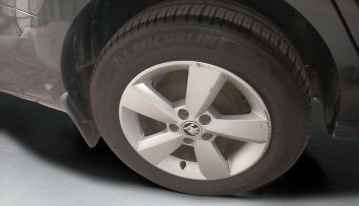 2016 Skoda Rapid 1.6 MPI STYLE PLUS AT, Petrol, Automatic, 64,845 km, Left Rear Wheel