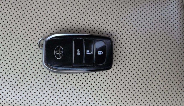 2016 Toyota Camry HYBRID, Hybrid, Automatic, 23,698 km, Key Close Up