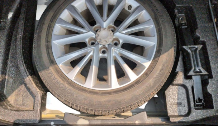 2016 Toyota Camry HYBRID, Hybrid, Automatic, 23,698 km, Spare Tyre