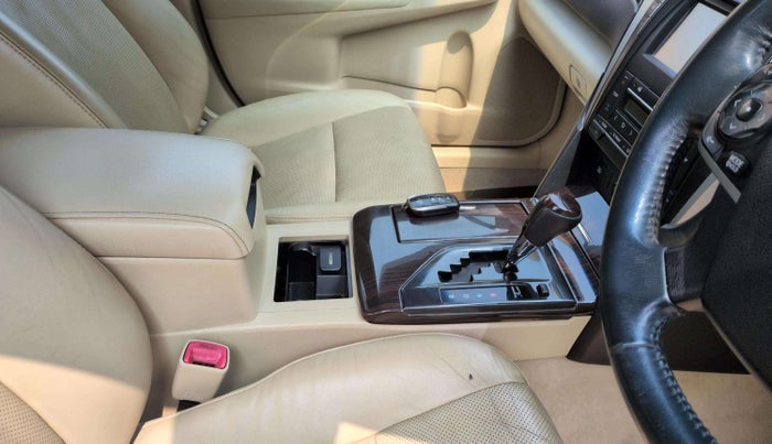 2016 Toyota Camry HYBRID, Hybrid, Automatic, 23,698 km, Gear Lever