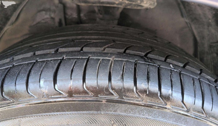 2016 Toyota Camry HYBRID, Hybrid, Automatic, 23,698 km, Left Front Tyre Tread