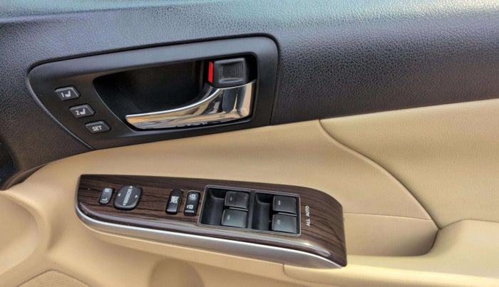 2016 Toyota Camry HYBRID, Hybrid, Automatic, 23,698 km, Driver Side Door Panels Control