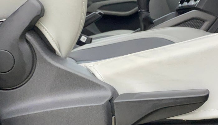 2025 Skoda Kylaq Signature, Petrol, Manual, 2,071 km, Driver Side Adjustment Panel