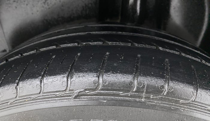 2014 Volkswagen Polo HIGHLINE1.2L, Petrol, Manual, 1,14,460 km, Left Rear Tyre Tread